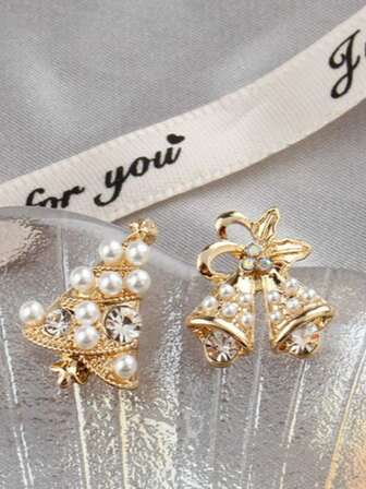 1对不对称圣诞树铃铛装饰珍珠耳环，圣诞系列