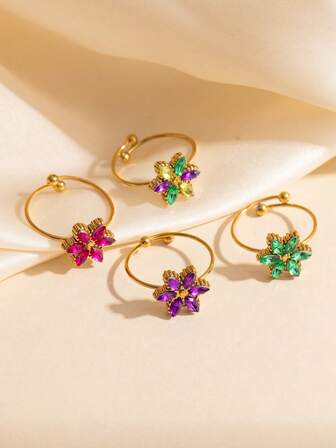 一套彩色锆石花朵开口戒指，金色可调节戒指，饰有多色宝石花朵细节，是女士时尚珠宝，非常适合日常搭配、派对造型和季节性时尚场合。
