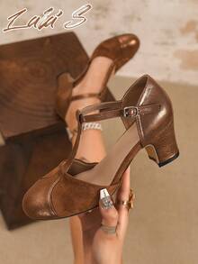 女士复古优雅天鹅绒圆头粗跟T字带镂空设计搭扣高跟玛丽珍鞋,适合派对/婚礼/办公室通勤/商务礼仪,春/夏/秋/冬皆宜,棕色高跟鞋,可搭配连衣裙、芭蕾平底鞋、拉丁舞鞋。 - 棕色 - 查看 4