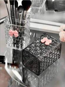 1 pieza Caja de almacenamiento de escritorio transparente con lazo decorativo rosa, soporte para bolígrafos y compartimentos, adecuada para útiles escolares, oficina, dormitorio, cosméticos, cuidado de la piel, artículos de oficina, decoración de habitaciones, bolsas, bolsas de maquillaje, tocador, viaje, estuche de maquillaje, artículos de viaje, caja de almacenamiento, organización, artículos de viaje necesarios, caja de almacenamiento de cosméticos - Multicolor - Ver 4