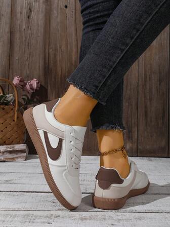 2025新款女士复古卡其色和白色拼接休闲鞋，PU皮革鞋面，橡胶防滑外底，低帮舒适运动鞋，适合日常穿着、通勤和休闲活动。