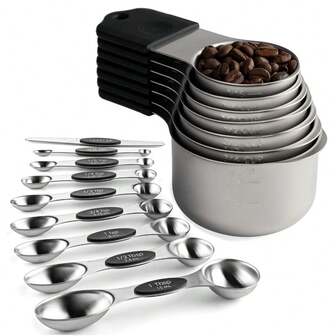 16件套磁性量杯量勺套装，包含7个可叠放的不锈钢磁性量杯，8个带刻度的磁性量勺，适用于干湿食材，刻度清晰，方便收纳。