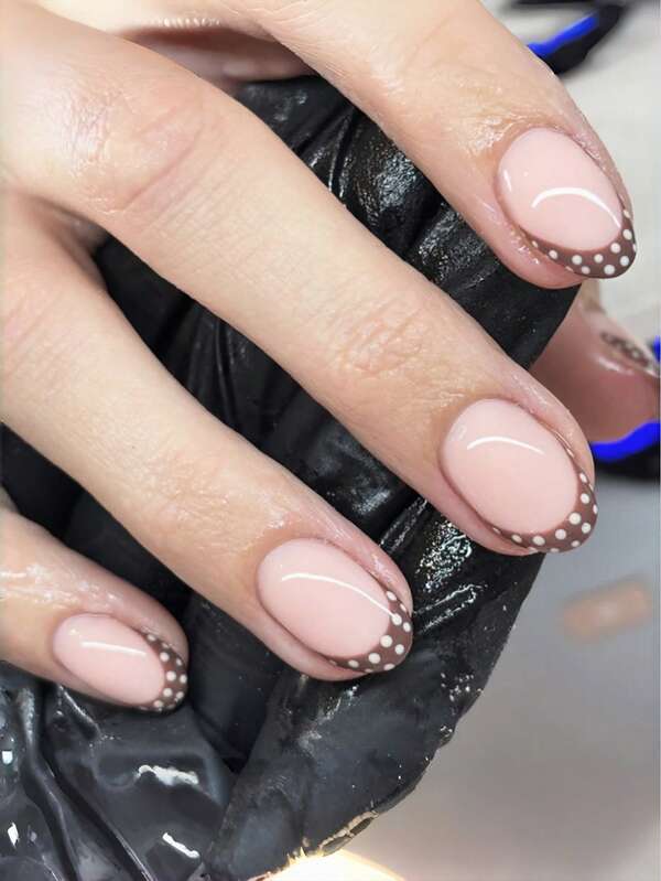 24 adesivi per unghie a forma ovale con motivi a pois marroni, unghie marroni, stile semplice, tipo a copertura totale. Adatti per donne e ragazze da indossare come decorazioni per unghie o accessori per unghie in autunno e inverno.