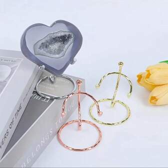 1个优雅螺纹金属水晶矿物展示架 - 适用于家居、办公室装饰，是绝佳的圣诞礼物、节日装饰、家居饰品，波西米亚风格，材质耐用，底座稳固，是办公室工作人员和家居设计师的理想之选。