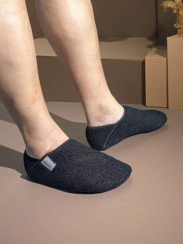 Chaussettes-pantoufles noires confortables unisexes avec semelle en caoutchouc souple, doublure thermique pour la chaleur, convenant à une utilisation intérieure/extérieure