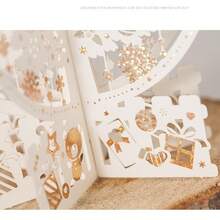 Nuovo set da 3: Palla di neve natalizia dorata + Palla di neve natalizia verde + Cartolina d'auguri 3D con resort da sci natalizio, scultura laser su carta, palline decorative in cristallo con rilievo dorato, biglietto d'auguri, palle di neve 3D