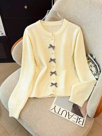 Damkofta med rosettdekor och knappar i fuskpärlor, höst, avslappnad pendling