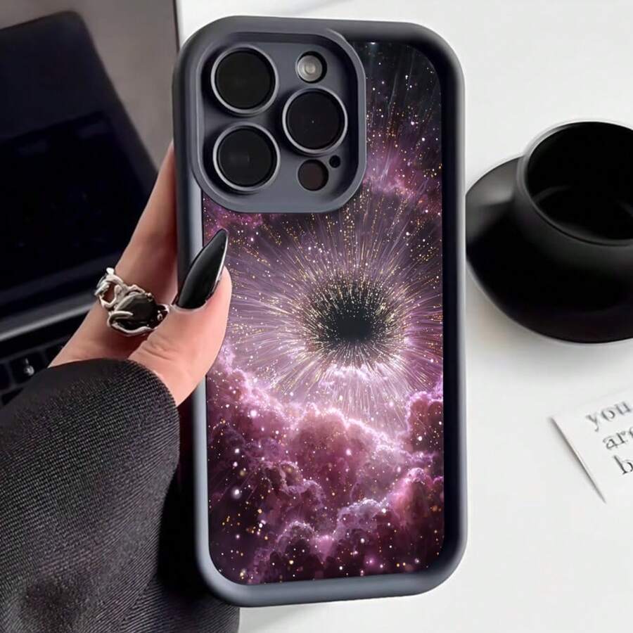 Cubierta de telefono con borde negro y diseño de galaxia estelar en tonos morados y rosados para iPhone 14 Pro Max estilo espacial elegante para uso diario y viajes - Negro - Ver 1