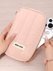 1个RFID屏蔽护照包，高品质旅行护照夹，可收纳多本护照、旅行票据卡等文件，配有可拆卸腕带，情人节礼物，送给妻子或女友的旅行必备佳品，适合假期旅行，四季皆宜：春、夏、秋、冬，也适合家庭旅行。