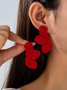 1 par de pendientes asimétricos de metal con flores y acabado liso plisado para mujeres