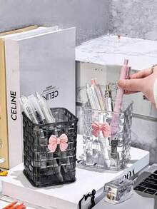 1 pieza Caja de almacenamiento de escritorio transparente con lazo decorativo rosa, soporte para bolígrafos y compartimentos, adecuada para útiles escolares, oficina, dormitorio, cosméticos, cuidado de la piel, artículos de oficina, decoración de habitaciones, bolsas, bolsas de maquillaje, tocador, viaje, estuche de maquillaje, artículos de viaje, caja de almacenamiento, organización, artículos de viaje necesarios, caja de almacenamiento de cosméticos - Multicolor - Ver 7