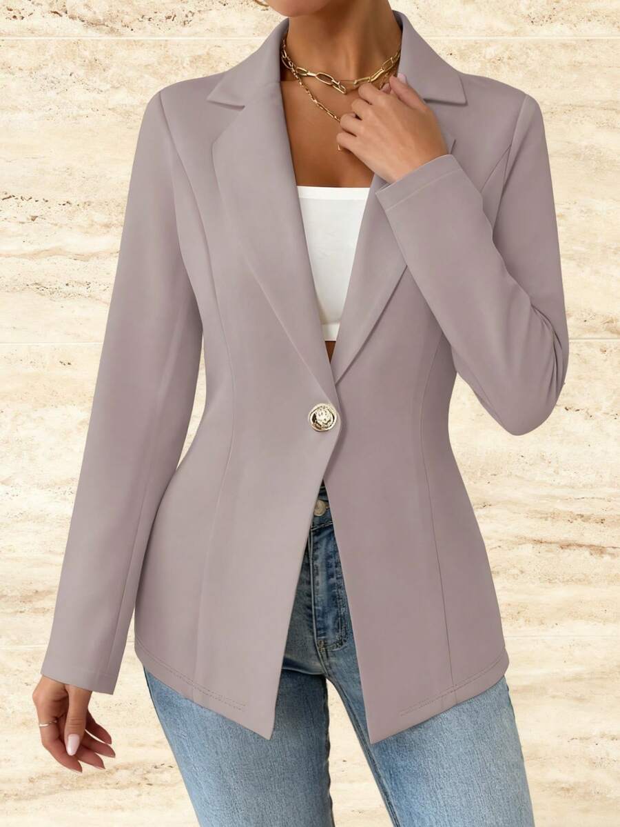 This Is A Women's Blazer. It Features A Notched Lapel, A Single Decorative Button At The Front, And Long Sleeves. It Has A Tailored Fit That Accentuates The Waist. It Can Be Paired With A White Top And Jeans, And Accessorized With Layered Gold Necklaces For A Stylish Look. - 灰色 - 查看 1