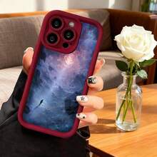 Cubierta de teléfono con borde protector color negro con estampado de galaxia y figura solitaria en paisaje cósmico para uso diario y viajes - Burdeos - Ver 7