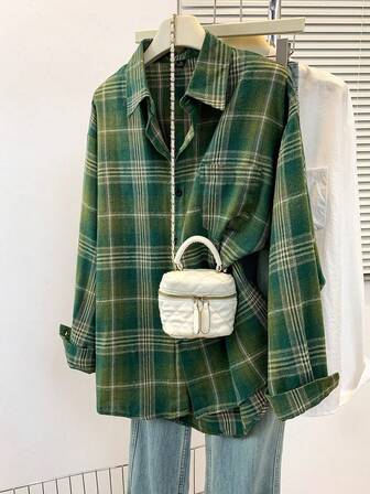 Julrutig skjorta med knappar framtill och fickor, lämplig för alla årstider