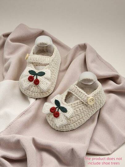 1 Paar Baby Mädchen Kirsche Mary Jane Stiefelchen, weiß gestrickt mit Knopfriemen