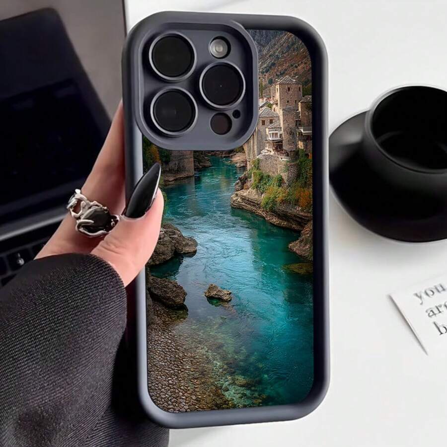 Cubierta de teléfono con borde negro diseño de paisaje acuático con pueblo montañoso para uso diario y viajes - Burdeos - Ver 1