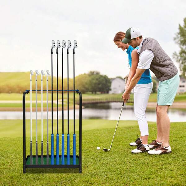 Vielseitiger Golfschläger-Organizer – Die perfekte Geschenkidee für Golf-Fans! Suchen Sie nach einem einzigartigen Geschenk für einen Golf-Fan? Dieses Golfschlägerregal aus Acryl und Eisen ist die perfekte Wahl. Es bietet Platz für 9 Golfschläger und schützt diese vor Schäden. Das moderne Design passt in jedes Ambiente und sorgt für eine stilvolle Präsentation Ihrer Ausrüstung. Ideal für den Innen- und Außenbereich.