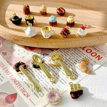 5件套巴黎早餐咖啡系列合金吊坠，包括咖啡豆、羊角面包、巧克力棒、布丁、甜甜圈、茶壶、杯子和餐具等造型，适合DIY项链、手链、耳环、钥匙扣等饰品制作。 - 彩色 - 查看 4