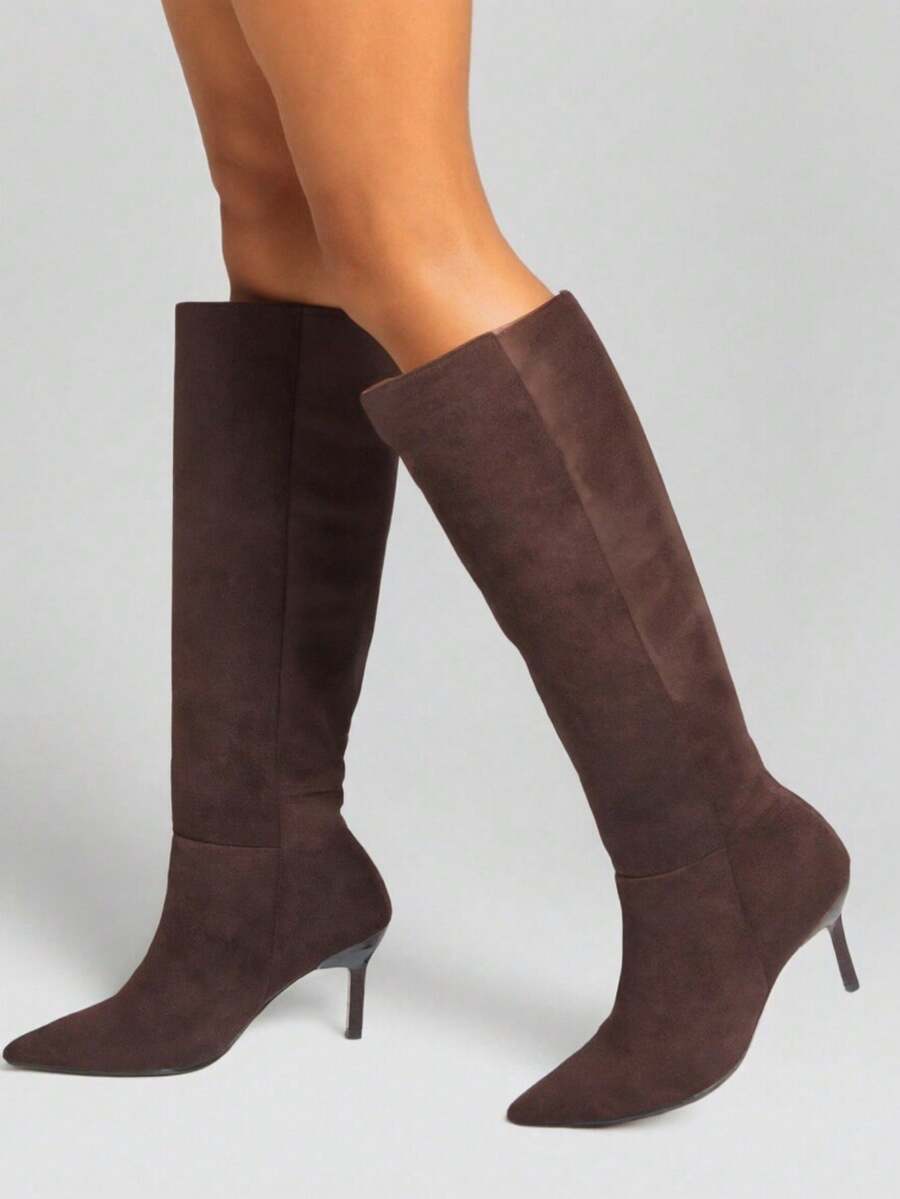 Botas de Salto Alto Stiletto de Bico Fino em Camurça Francesa Vintage, Novidade Outono/Inverno 2025, Botas Slouchy, Botas Country, Botas Over-The-Knee para Mulheres, Saltos Bordô - Marrom - Visão 1