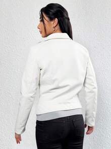 Chaqueta de cuero sintético estilo motera, diseño con cinturón y múltiples cierres, tejido estructurado y con textura, audaz, moderna y versátil. - Blanco - Ver 3