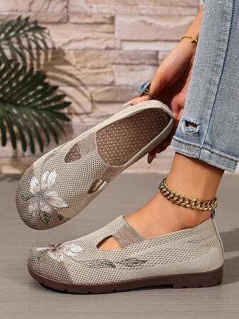 2025年新款女士休闲运动鞋，平底，一脚蹬，透气，百搭，纯色