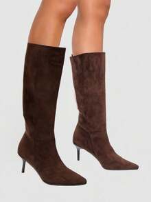 Botas de Salto Alto Stiletto de Bico Fino em Camurça Francesa Vintage, Novidade Outono/Inverno 2025, Botas Slouchy, Botas Country, Botas Over-The-Knee para Mulheres, Saltos Bordô - Marrom - Visão 2