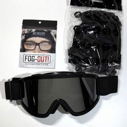 1 Kính trượt tuyết cỡ lớn có tròng kính phản quang chống nổ bằng polycarbonate phủ màu trắng/đen/bạc, dây đeo bảo vệ có 4 lỗ thông hơi, mặt nạ chống cát ngoài trời, mặt nạ chống gió khi trượt tuyết, trượt ván trên tuyết, đi xe máy, gọng có khóa điều chỉnh, bảo vệ bằng silicon, chống gió và bụi nhiều mùa, kèm theo vải chống sương mù