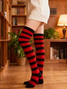 O pereche de șosete peste genunchi pentru femei, cu dungi verzi și albe, cu tematică de Crăciun, pentru spectacole de scenă, cosplay și petreceri de sărbători