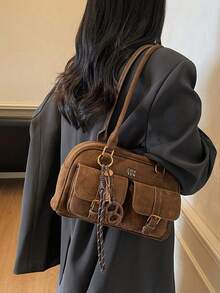 Die braune Version ist eine stilvolle, klassische und vielseitige Tasche aus Wildleder, mit mehreren Taschen, einer Schultasche, einer Umhängetasche, Anhängerdekoration, geeignet für Reisen, Einkaufen, Pendeln, Partys, Dates und Silvester-Outfits.