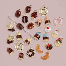 5件套巴黎早餐咖啡系列合金吊坠，包括咖啡豆、羊角面包、巧克力棒、布丁、甜甜圈、茶壶、杯子和餐具等造型，适合DIY项链、手链、耳环、钥匙扣等饰品制作。 - 彩色 - 查看 15