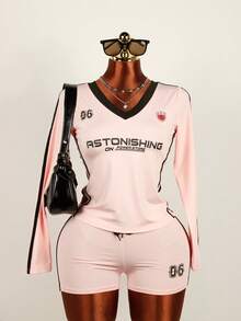 Conjunto de 2 piezas de estilo de calle de verano, unicolor ajustado, con top de manga larga con cuello en V y estampado de letras, combinado con shorts de vendaje, adecuado para ropa de club