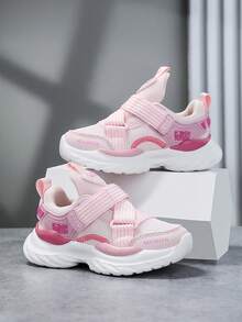 1双儿童女童透气网布运动鞋，鞋底柔软灵活，时尚百搭，可调节魔术贴搭扣，方便穿脱，适合日常穿着。