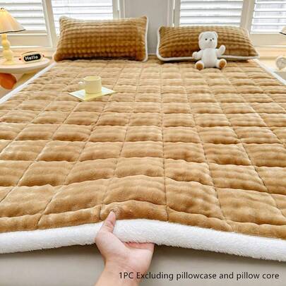 1 tấm lót nệm chần bông màu xám, vỏ bảo vệ nệm bằng vải taffeta mềm mại màu xám đậm, tấm phủ nệm phong cách tối giản, thiết kế dây đai đàn hồi 4 góc, phù hợp với nệm lò xo, có thể gấp lại để cất giữ, dễ chăm sóc, sử dụng được mọi mùa