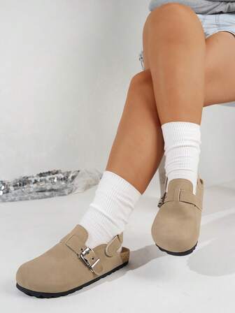 صنادل نسائية ذات تصميم واسع مع كعب منصة وإبزيم معدني للزينة