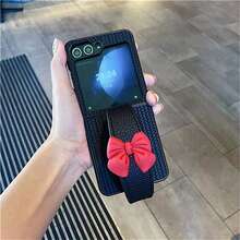 奢华红色蝴蝶结手链黑色藤编图案手机壳，兼容三星及其他手机，毛球吊坠饰品 - 黑色 - 查看 4