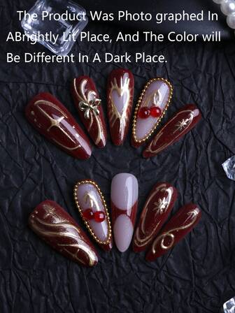 10片长款尖头手工美甲，新年必备，亮红色，性感风格，金色星星图案，温柔亮金色蝴蝶结，3D立体红色樱桃，幸运金珠，爱心条纹，适合约会、聚会、派对和外出。便携式假指甲套装，包含1片果冻胶和1条指甲锉。