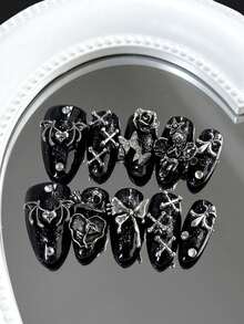 10 długich, migdałowych, nakładanych paznokci, ozdobionych metalowymi kokardkami w stylu dark punk halloween gothic, odpowiednich dla pracowników biurowych, studentów, imprezowiczek i osób dbających o paznokcie o każdej porze roku. W zestawie 1 żel żelowy i 1 pilnik do paznokci.