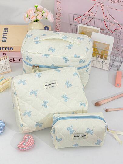 1 PC Beige Background With Blue Bow Portable Travel Quilted Bag Back To School Halloween In Bulk Make Up Bag,Fashionable And Casual Large Capacity Portable Zipper Makeup Bags,Travel Storage Stationery Storage,Vacation Essentials Cosmetic Bags For Headphones,Charger,Lipsticks,Cosmetics,Perfume,Skin Care And Beauty Products,Home Decor,For Mom,Nurses,Students,School Girls,Keys,Holiday Gifts