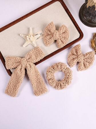 4件套冬季泰迪熊毛绒发饰套装，包含蝴蝶结发夹、马尾发圈和刘海夹组合，女士适用（咖啡色），爪夹