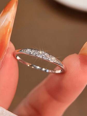 1枚S925纯银镶嵌立方氧化锆戒指，微镶钻石戒圈，适合女性日常佩戴、派对、婚礼等场合，是情人节、结婚珠宝等的理想之选。