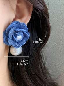 一对时尚独特的高端夸张牛仔布花朵镶嵌仿珍珠设计优雅耳环，适合派对和聚会佩戴