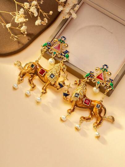 Orecchini vintage in stile palazzo con leone dorato, gemme colorate e perle - Orecchini vintage in stile barocco con strass a forma di leone - Orecchini vintage barocchi con gemme e perle a forma di leone - Orecchini in stile palazzo con leone dorato, cristalli colorati e perle - Orecchini vintage con totem leone e gemme - Da indossare con abiti in velluto e pizzo in stile palazzo per creare un'atmosfera regale e lussuosa. - Come accessorio di punta per eventi di gala o red carpet per esaltare uno stile glamour e distintivo.