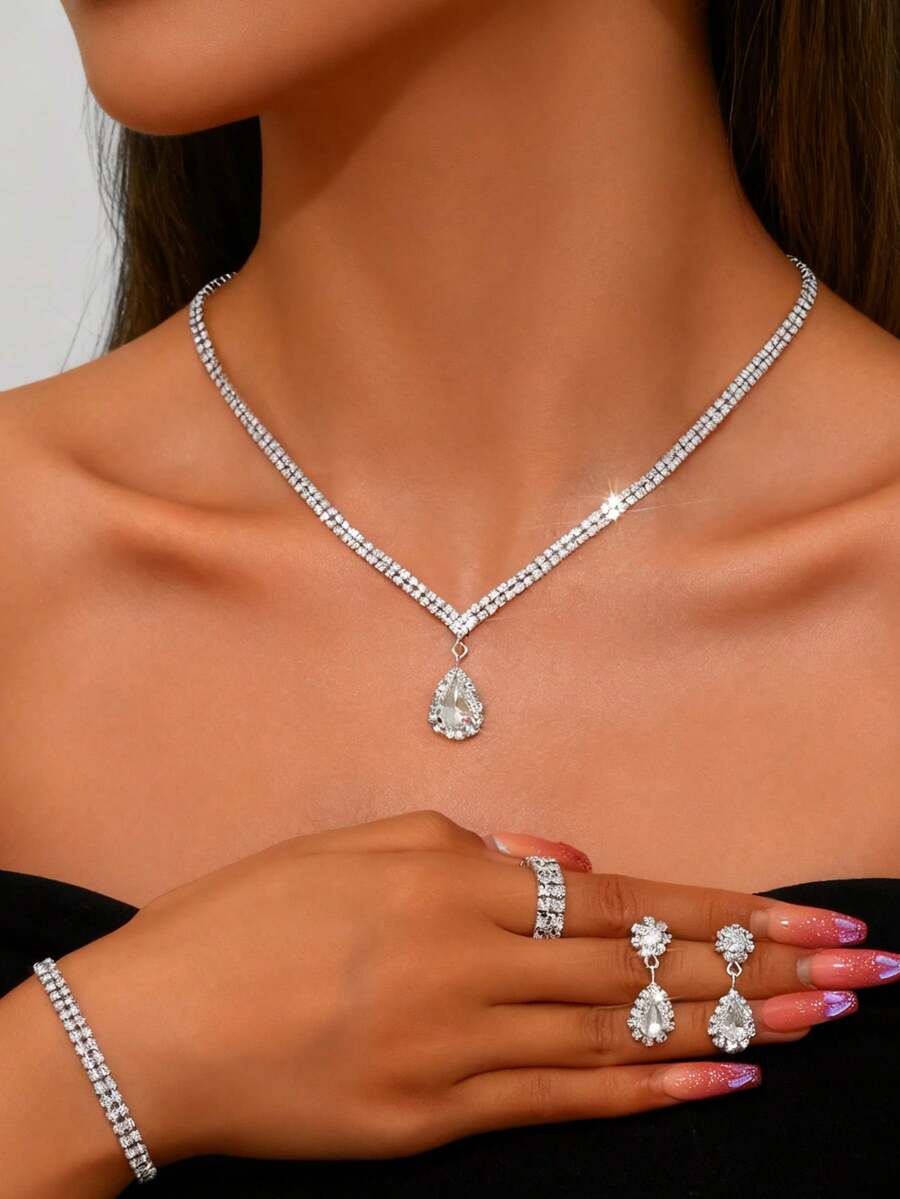 مجموعة مجوهرات كاملة من الراين الأنيقة والفاخرة تشمل أقراط وخاتم وسوار وقلادة، 4 قطع، مناسبة للنساء للارتداء في المناسبات الخاصة مثل الخطوبة والزفاف والحفلات الراقية وعيد الهالوين والكريسماس وحفلات العطلات - فضي - مشاهدة 1