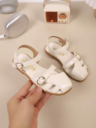 Girls' Outdoor Sandals Summer New Round Toe Hollow Out Rhinestone Sticker Anti Slip Fashionable And Elegant Children's Flat Beach Sandals