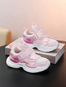 1双儿童女童透气网布运动鞋，鞋底柔软灵活，时尚百搭，可调节魔术贴搭扣，方便穿脱，适合日常穿着。