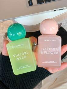 1 bouteille de 90 ml de parfum pour femme, avec une fragrance classique, convenant aussi bien à une utilisation intérieure qu'extérieure, en tant que désodorisant, avec une fragrance longue durée. Élément essentiel pour les rendez-vous, les fêtes et les vacances. Convient aux familles, hôtels et bureaux. Un cadeau idéal pour les amis et la famille ! Cadeaux pour les femmes, parfums décoratifs pour la chambre, fêtes de festival, cadeaux de Noël, cadeaux de la Saint-Valentin - Multi-parfums - Voir 4