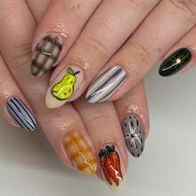 24 piezas de uñas postizas con forma de almendra, estilo pastoril de frutas y verduras para fiestas, zanahoria de dibujos animados con tablero de ajedrez amarillo, pera amarilla, estrella de color gris-verde que a menudo se usa para asistencia diaria, citas, reuniones, fiestas, salidas, bodas y otras ocasiones. Uñas postizas con pegamento de gelatina 1 pieza 1 lima