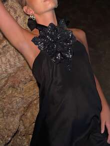 全白性感缎面吊带连衣裙，适合夏季海滩度假、婚礼派对、返校派对、女士哥特式性感万圣节服装、圣诞派对、情人节、新年、年末派对等场合。