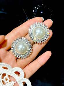 زوج من أقراط الأزياء الأوروبية والأمريكية الكلاسيكية المرصعة باللؤلؤ، أقراط حلقية فاخرة مبالغ فيها على طراز القصر للنساء