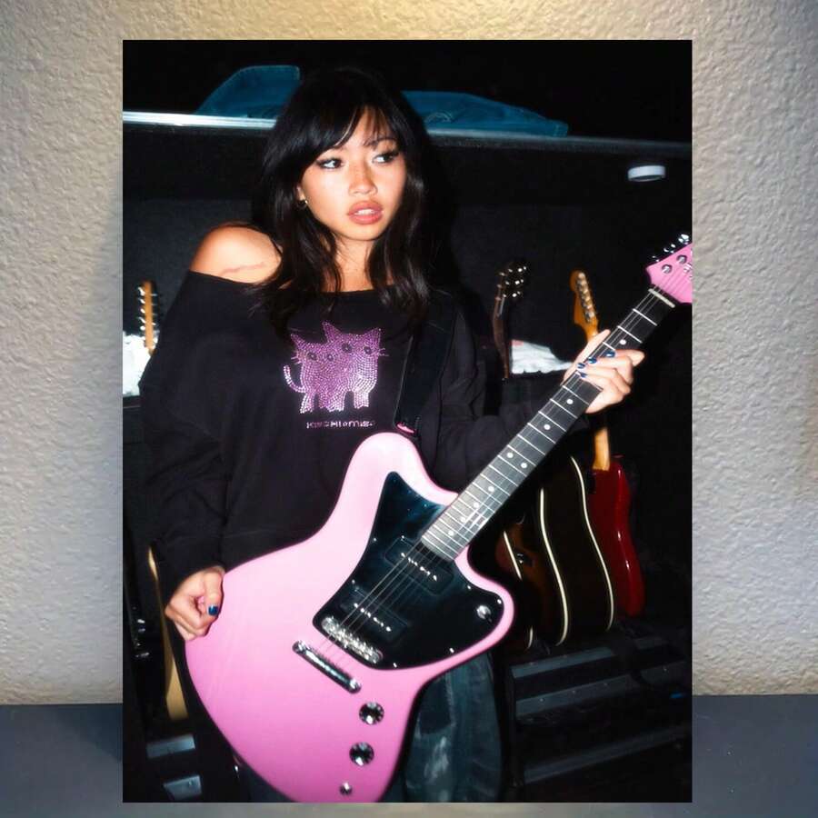 【2D平面】Beabadoobee流行音乐歌手帆布墙画 - 12x18英寸无框海报，粉色电吉他图案，黑白设计，适用于卧室、办公室、客厅、咖啡厅装饰、音乐室，圣诞装饰家居圣诞礼物圣诞装饰 - 彩色 - 查看 1